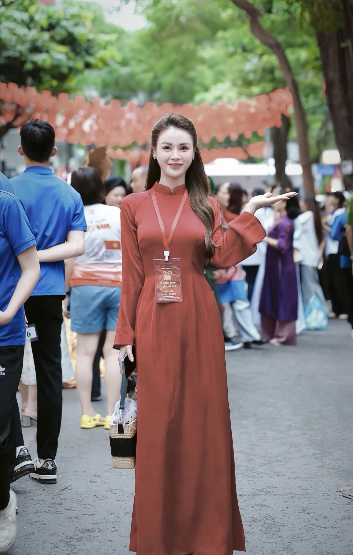 Lương Thu Trang diện áo dài đỏ trong buổi hợp luyện Lễ diễu binh, diễu hành kỷ niệm 80 năm Quốc khánh 2/9. “Lưu lại đây những khoảnh khắc này để năm nào cũng được nhắc lại, năm nào cũng có kỷ niệm để kể”, nữ diễn viên viết. (Nguồn: FBNV)