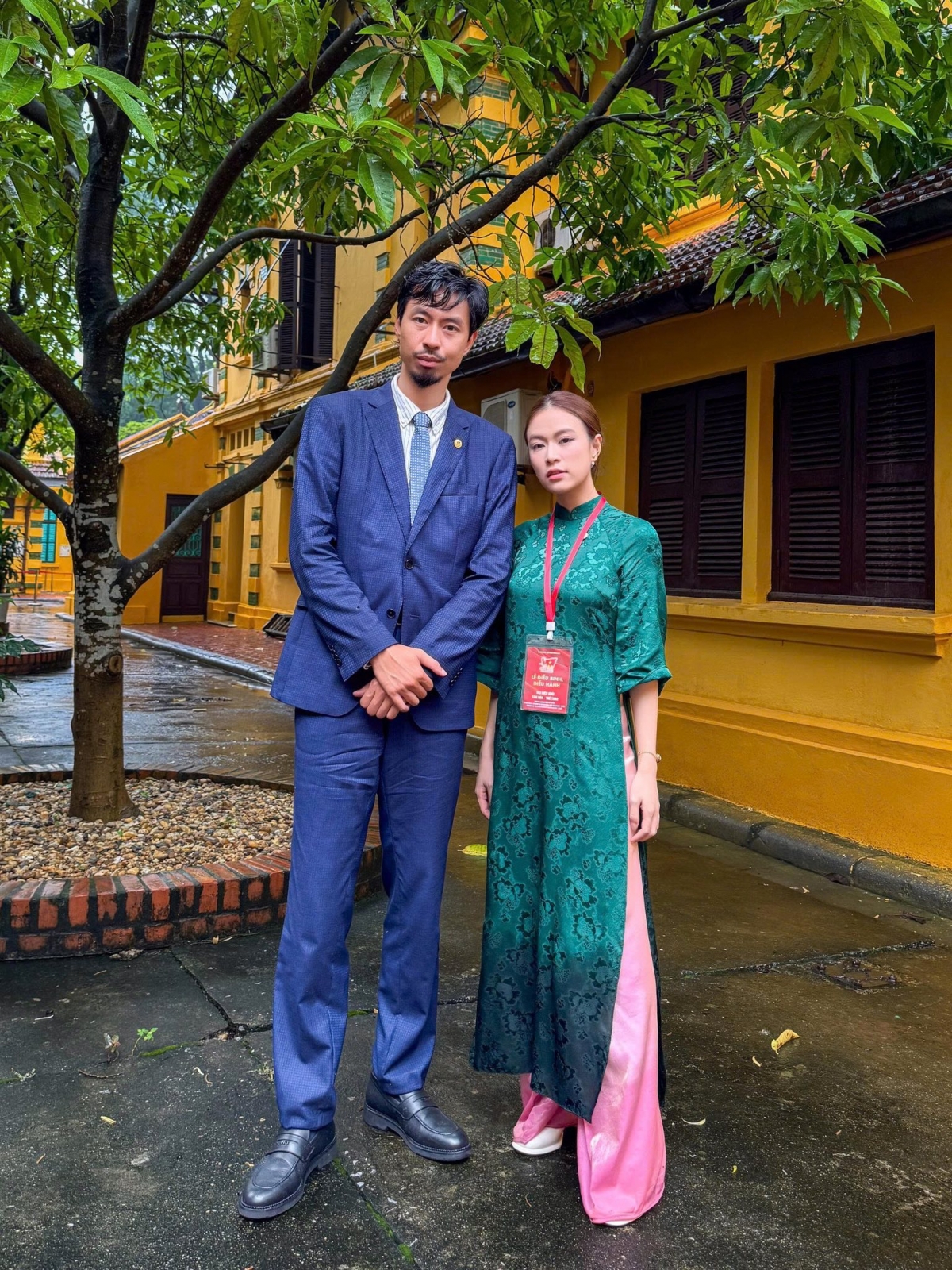 Trên trang cá nhân, Hoàng Thùy Linh chia sẻ hình ảnh bên Đen Vâu và các nghệ sĩ tại sự kiện diễn ra ở Hà Nội. Trong loạt ảnh, Hoàng Thùy Linh diện áo dài nền nã. Tấm ảnh Hoàng Thùy Linh đứng cạnh Đen Vâu nhanh chóng gây chú ý.