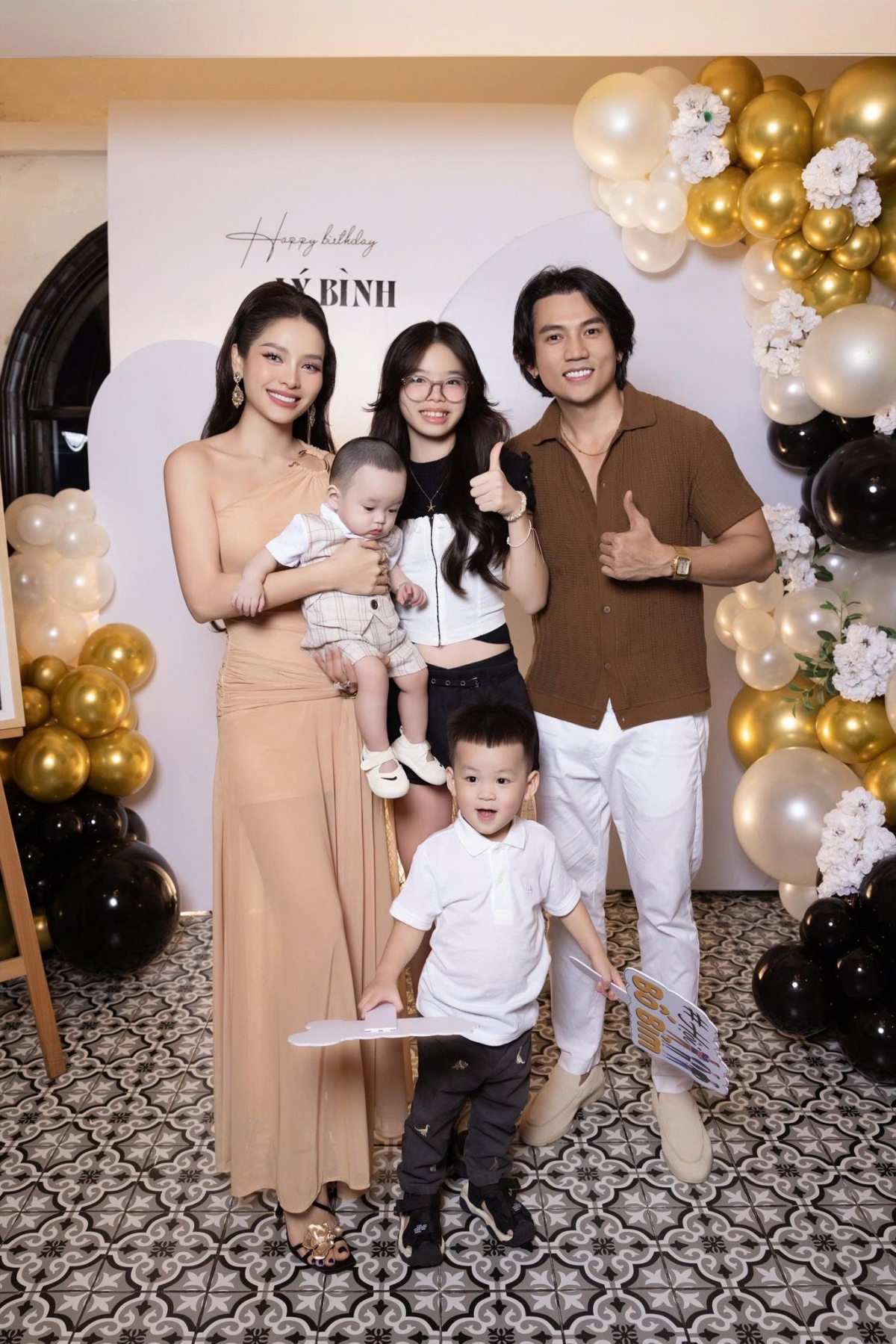 Phương Trinh Jolie chúc mừng sinh nhật ông xã Lý Bình: “Chúc anh tuổi mới thật nhiều sức khỏe, thành công và niềm vui. Gia đình nhỏ này sẽ luôn bên cạnh, yêu thương và đồng hành cùng anh trên mọi chặng đường”.