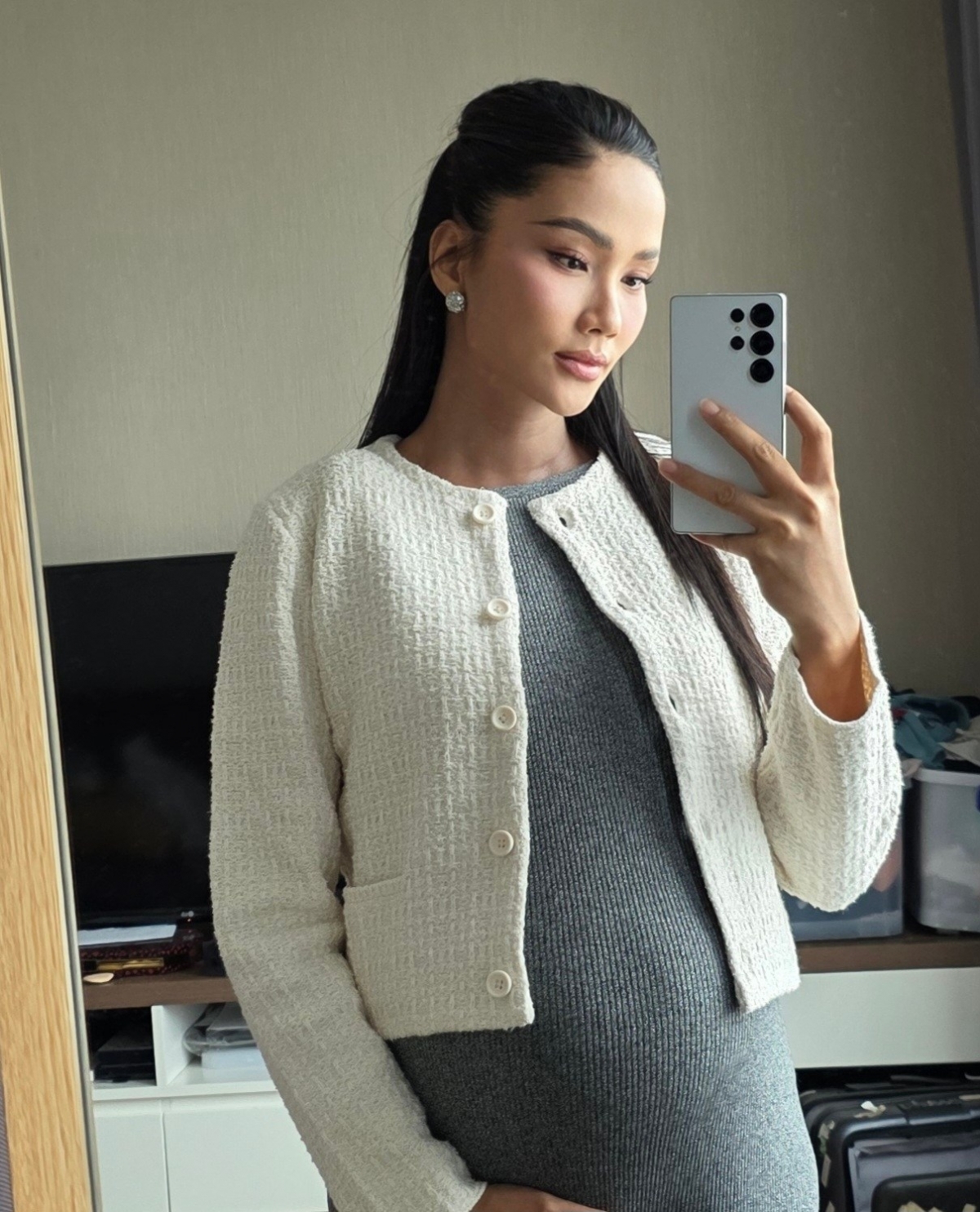 Hoa hậu H'Hen Niê tâm sự “trong thâm tâm và suy nghĩ, cô nghĩ mình mới 26-27 tuổi nên cứ vô tư yêu đời”. “Còn hay xưng mình là bé Hen với mọi người cơ”, người đẹp viết. (Nguồn: FBNV)