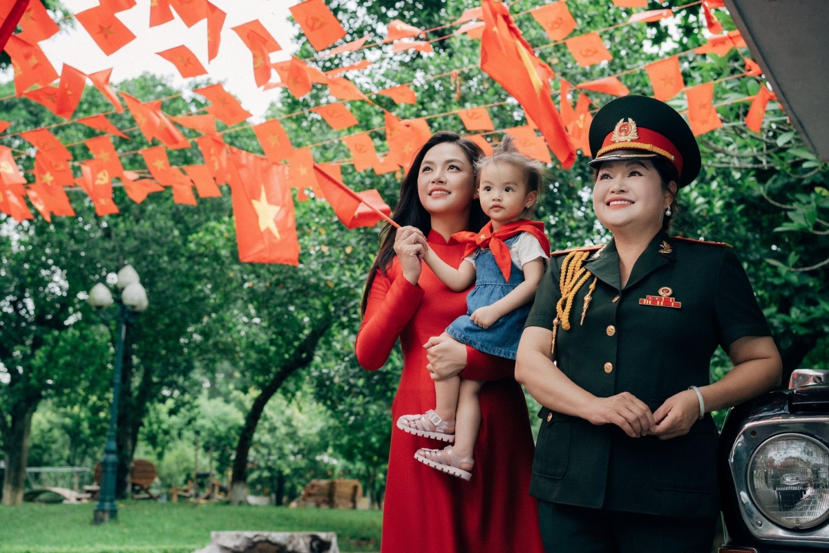 Thu Quỳnh bên mẹ và con gái