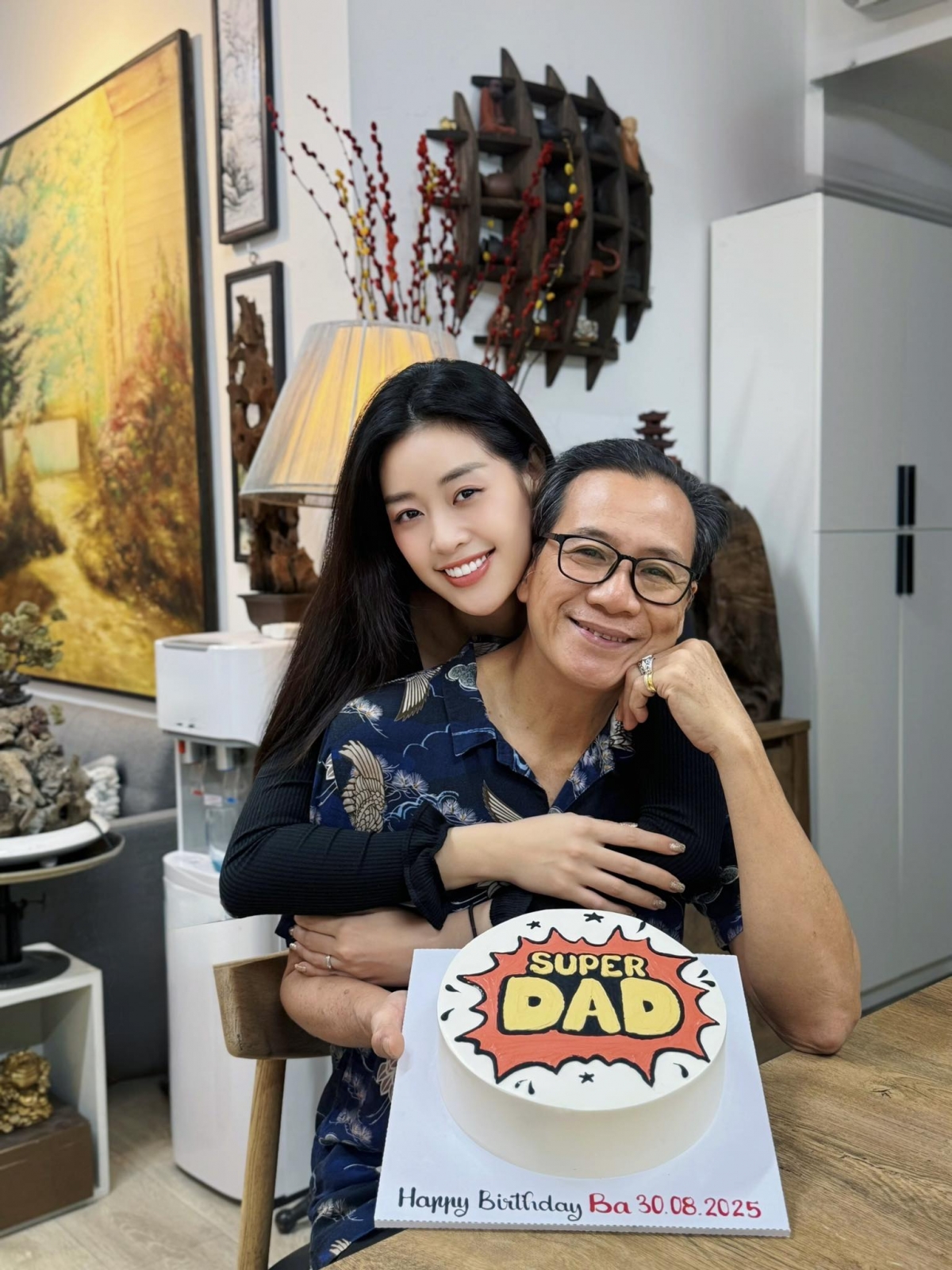 Hoa hậu Khánh Vân chúc mừng sinh nhật bố: “Chúc mừng sinh nhật papa của con, my super dad”.