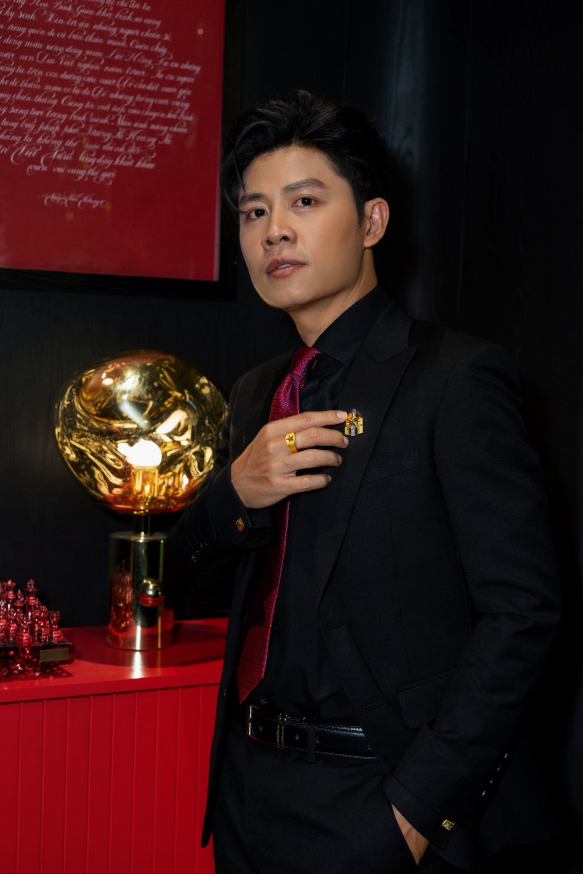 Nhạc sĩ Nguyễn Văn Chung bày tỏ cảm xúc: “Tự hào khi trong tim luôn có ngôi sao vàng. Tự hào là người Việt Nam, tự hào vì được cống hiến những giá trị tinh thần cho đất nước”.