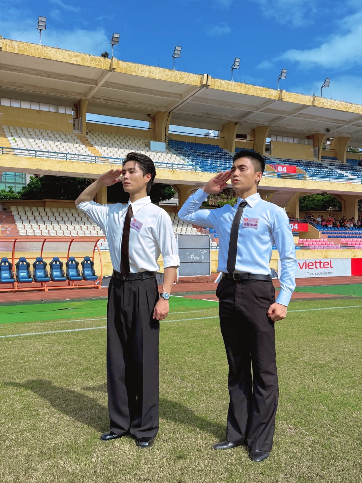 Ca sĩ Tăng Duy Tân đăng ảnh cùng MONO trong buổi tổng duyệt lễ diễu binh, diễu hành mừng Quốc khánh 2/9. “Hoàn thành trận lượt đi, anh em cố gắng chiến đấu nốt trận lượt về nhé”.