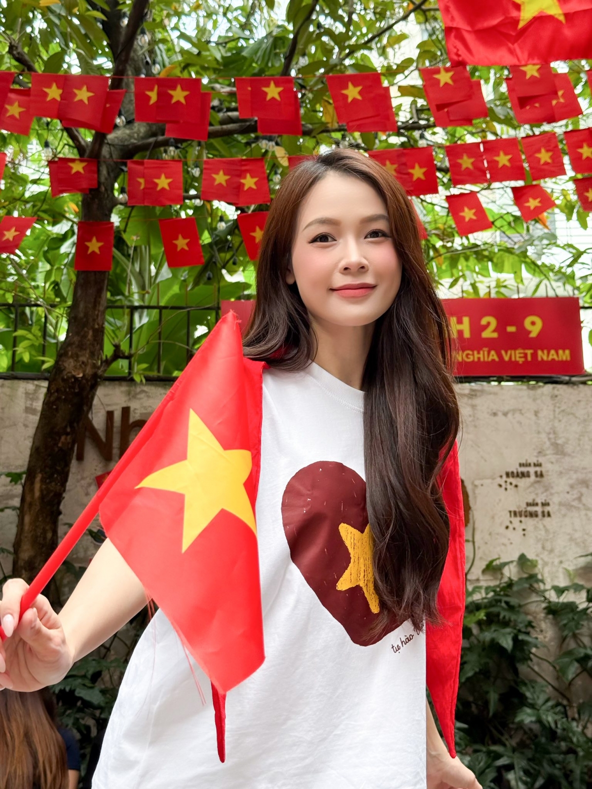 Diễn viên Sam đăng ảnh mặc áo cờ sao vàng kèm chú thích: “Nếu niềm tự hào có màu sắc. Thì đó sẽ là màu của lá cờ đỏ sao vàng”.