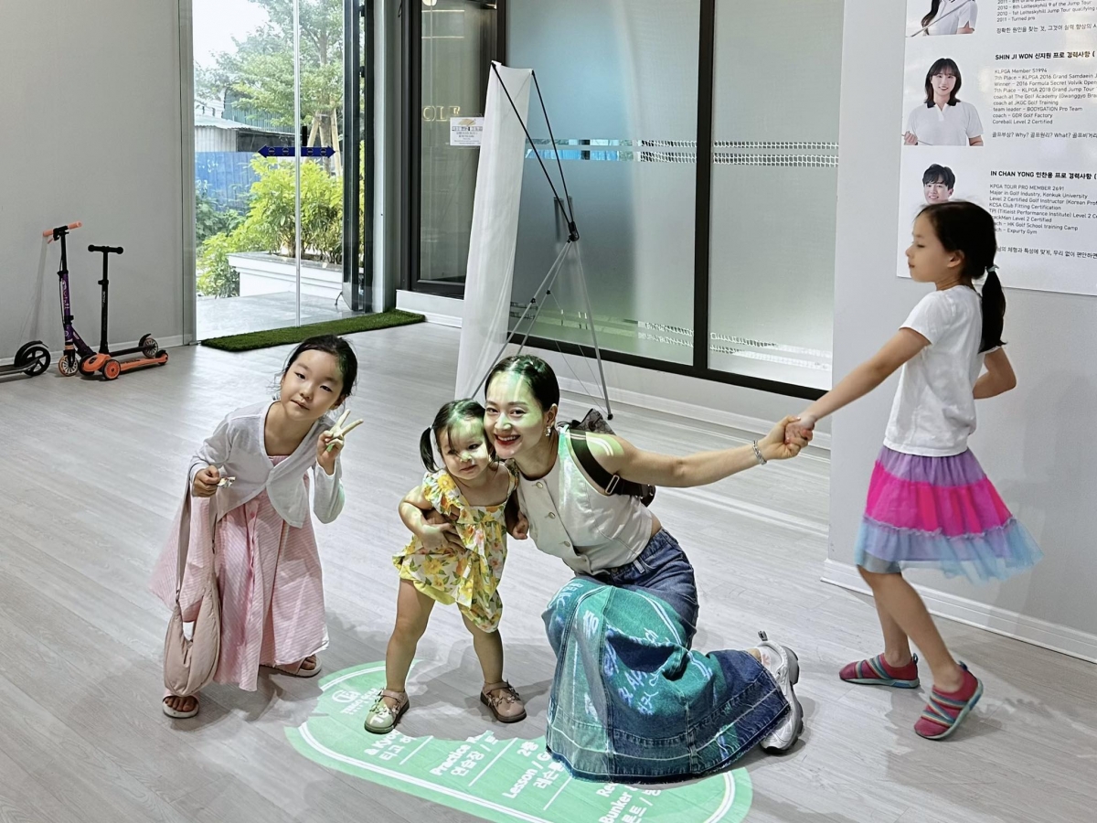 Diễn viên Lan Phương tự xoay xở với hai con gái trong kỷ nghỉ lễ khi không có người giúp việc. “Sau nhiều năm, hôm nay Phương tự nấu ăn lại, với kỹ năng trở lại gần như bằng 0. Làm theo cảm tính và nhớ được gì thì áp dụng cái đó. May mắn các con ăn gần hết. Cũng có lúc Phương mệt nhưng lại ổn ngay. Cảm thấy mọi thứ thật xứng đáng khi vui đùa bên các con”, cô chia sẻ.