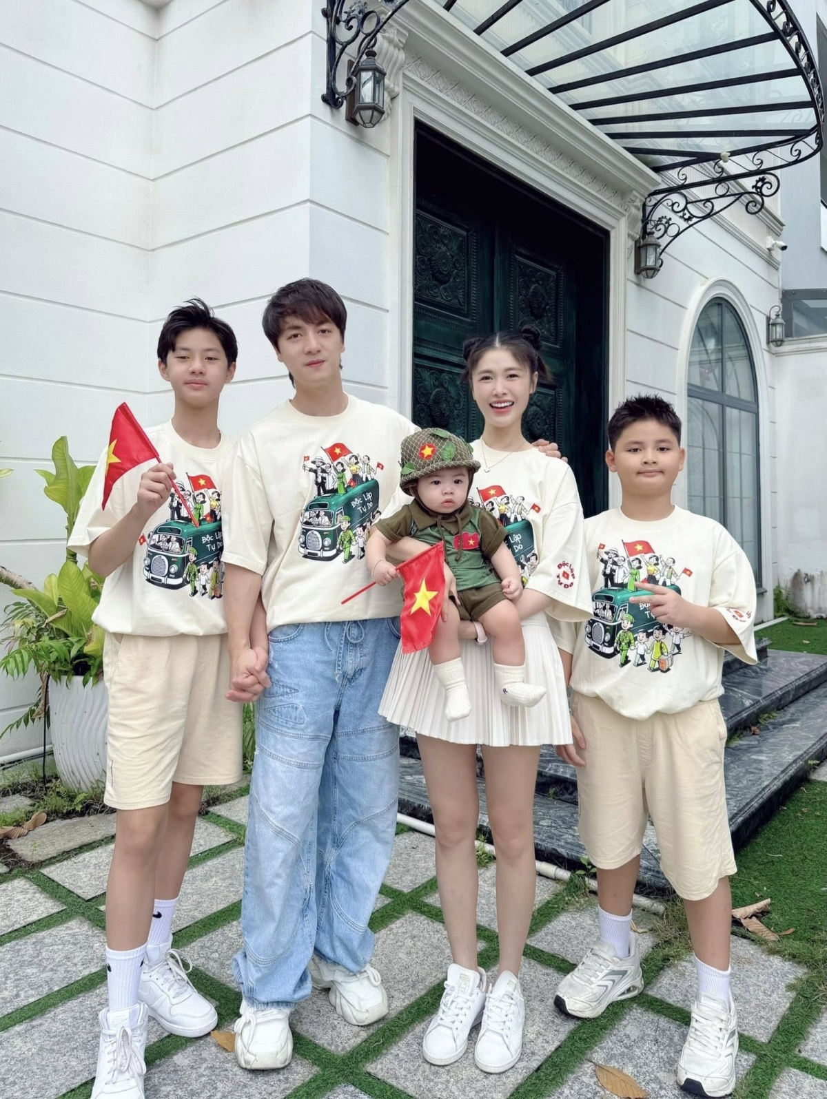 Gia đình ca sĩ Đăng Khôi ăn mặc đồng điệu nhân kịp kỷ niệm 80 năm Quốc khánh 2/9. “Biết ơn thế hệ cha ông để có giây phút bình yên của ngày hôm nay. Cả gia đình ở nhà nhưng tinh thần hướng về đại lễ”, nam ca sĩ viết.