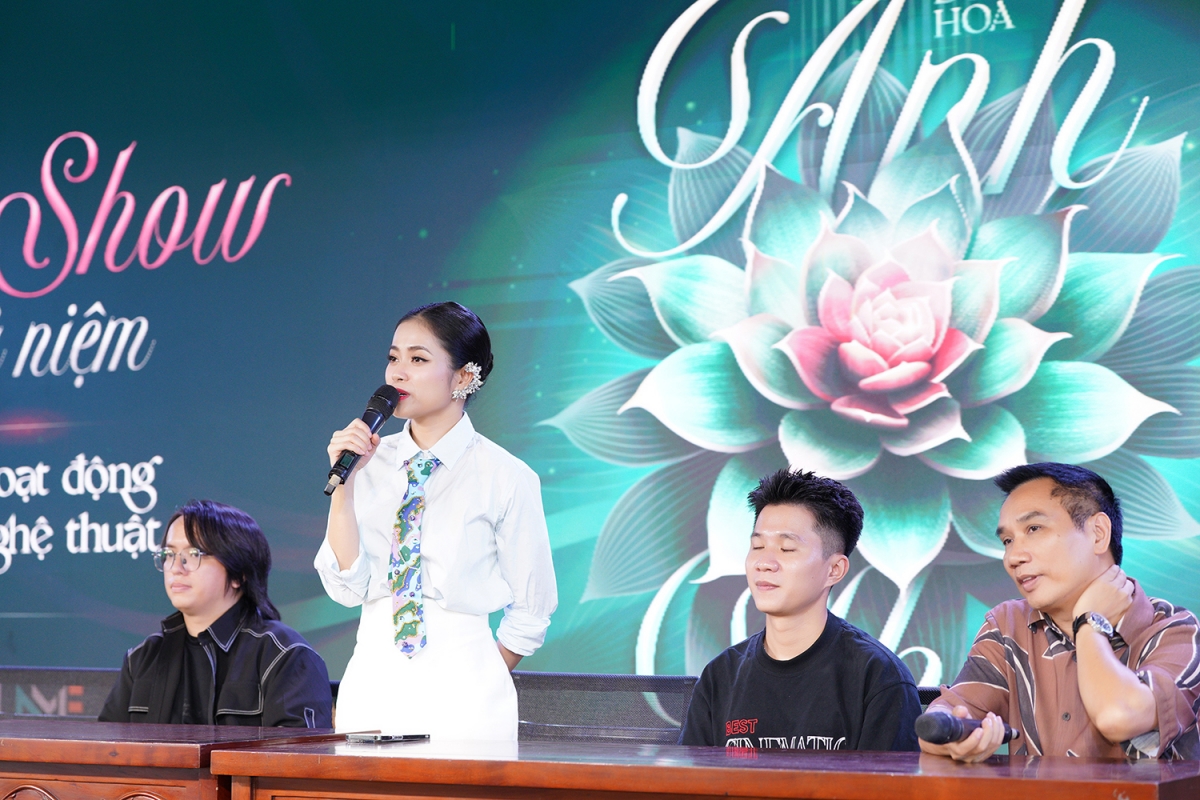 Liveshow đầu tiên của nữ đại úy Hoàng Hồng Ngọc: "Bông hoa ánh thép" sẽ kể chuyện người lính bằng âm nhạc. Ảnh: NVCC