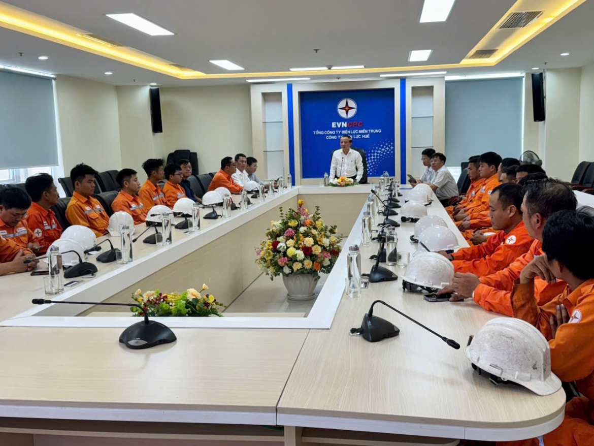 Công nhân Công ty Điện lực Huế trước giờ lên đường