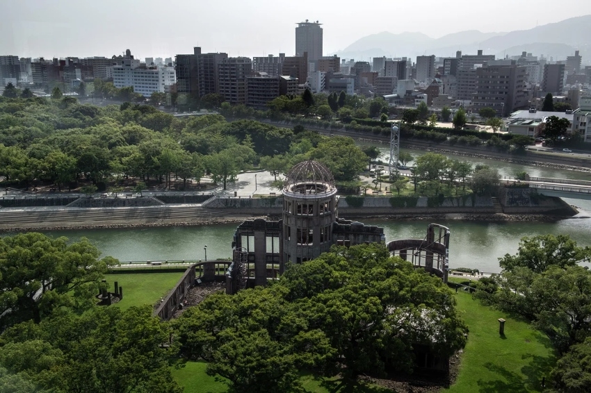 Hình ảnh Mái vòm bom nguyên tử (Atomic Bomb Dome) tại Hiroshima, Nhật Bản. Vụ ném bom nguyên tử xuống thành phố này đã khiến từ 90.000 đến 146.000 người thiệt mạng. Sự kiện đánh dấu lần đầu tiên vũ khí hạt nhân được sử dụng trong một cuộc xung đột vũ trang.