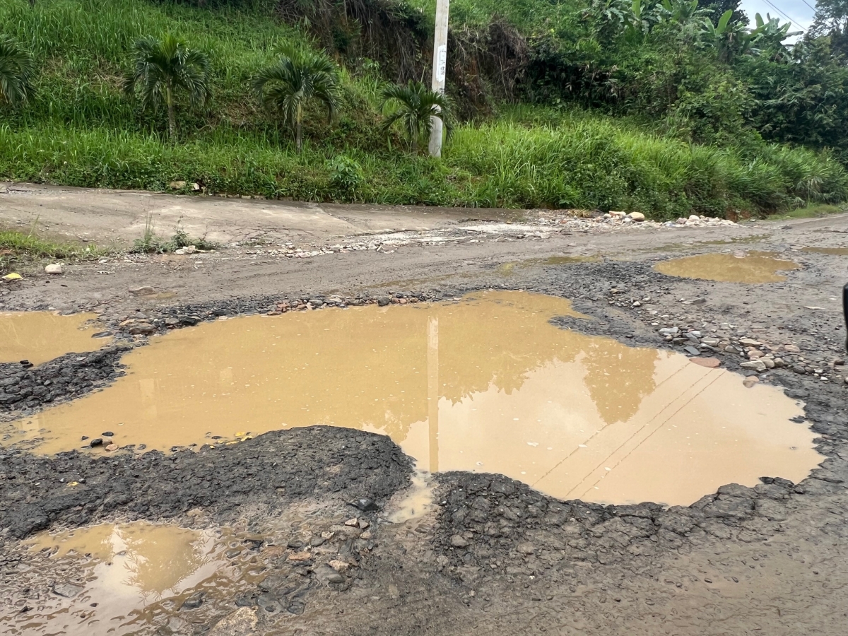 Vào những ngày mưa, những ổ trâu, ổ voi trên QL27 trở thành những cái “bẫy” chết người