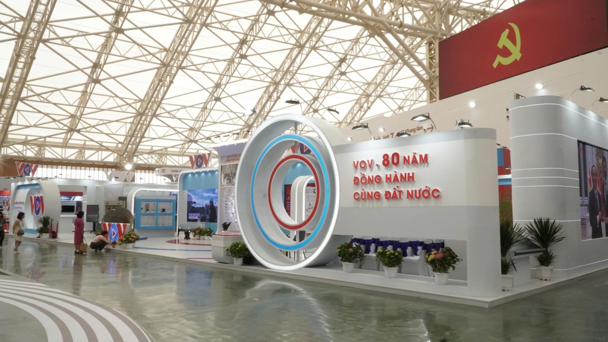 Gian triển lãm được thiết kế lấy cảm hứng từ biểu tượng sóng phát thanh – ba vòng sóng đỏ, xanh, đỏ lan tỏa từ trung tâm ra bốn phía. Đây vừa là nhận diện thương hiệu của VOV, vừa là hình ảnh ẩn dụ cho sức lan tỏa của tiếng nói quốc gia qua các thời kỳ, từ quá khứ gian khó, chiến tranh, tới hòa bình, hội nhập và kỷ nguyên số.