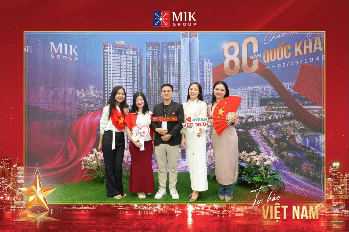 Khách tham quan lưu giữ khoảnh khắc check-in bằng ảnh QR tại không gian MIK Group
