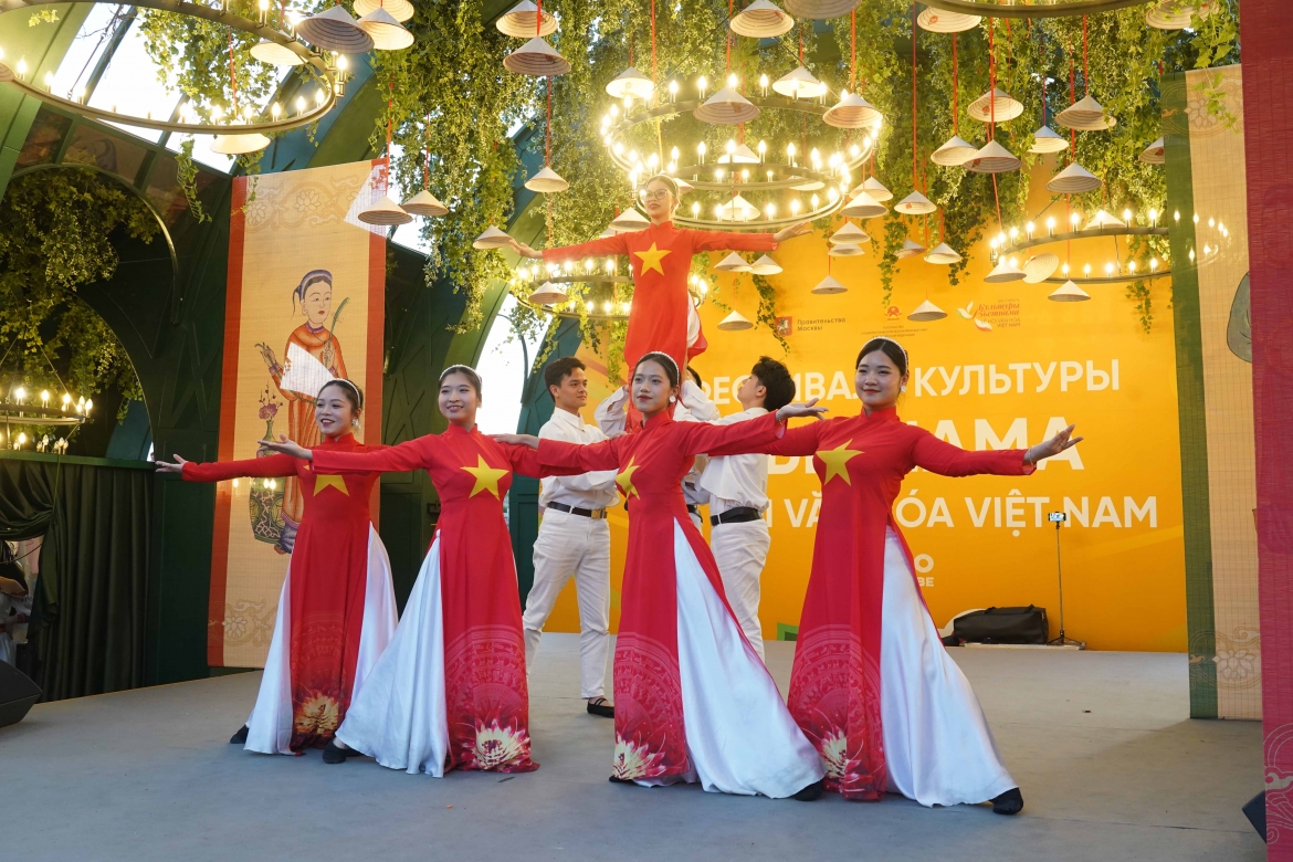 Các bạn sinh viên Việt Nam tại Nga tích cực tham gia các hoạt động của Lễ hội