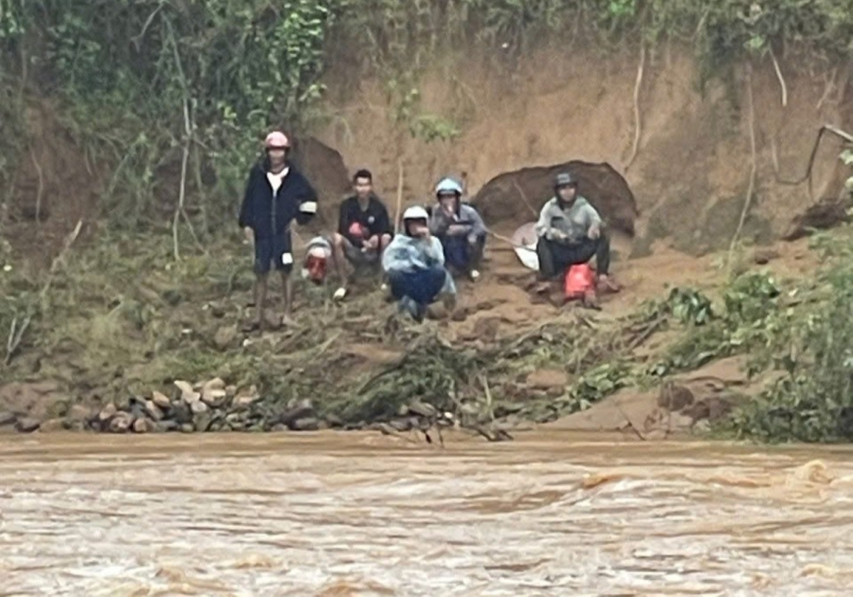 5 người dân bị cô lập do nước lũ dâng cao, chảy xiết