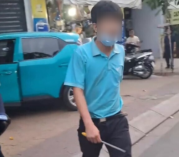 Tài xế taxi tay cầm dao lớn tiếng với khách hàng.