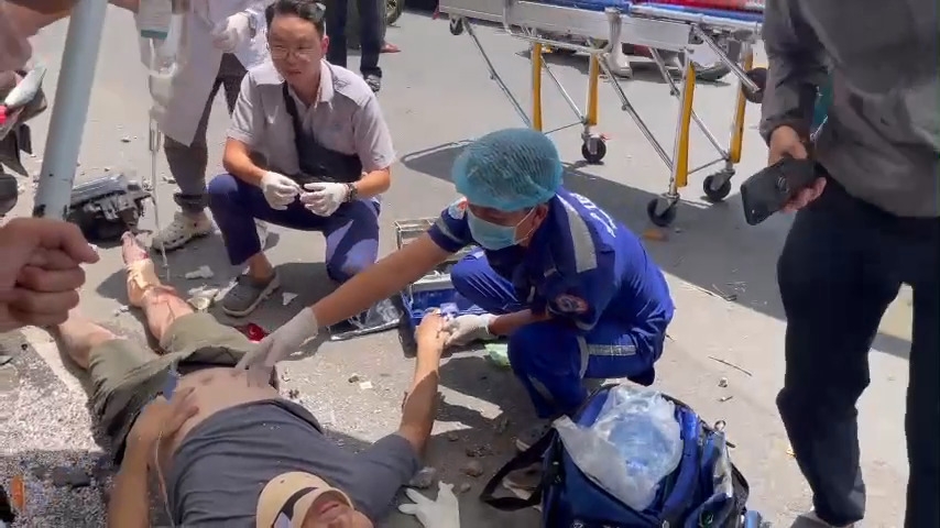 Đội cứu hộ sơ cứu tại chỗ cho người đàn ông trước khi đưa vào bệnh viện.