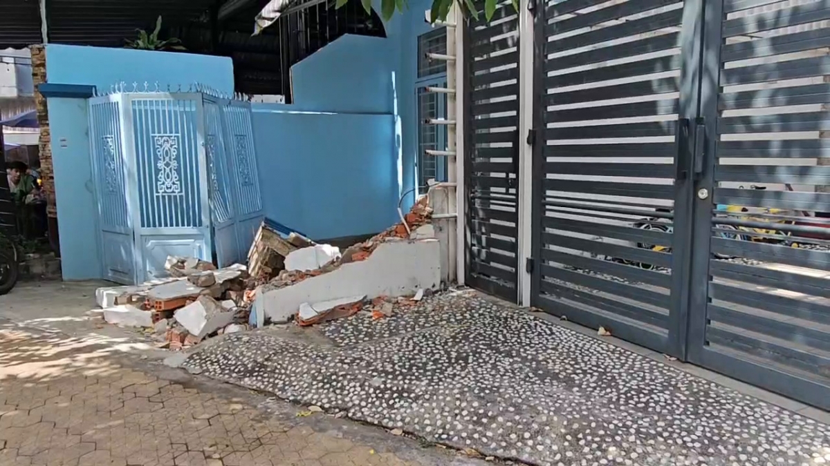 Cổng và tưởng nhà dân bị đâm.