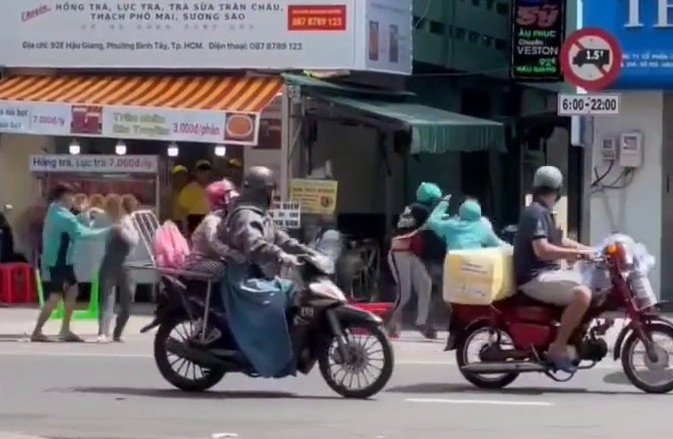 Nhóm người mặc áo xe ôm công nghệ ẩu đả trên đường (Ảnh: Cắt từ clip)