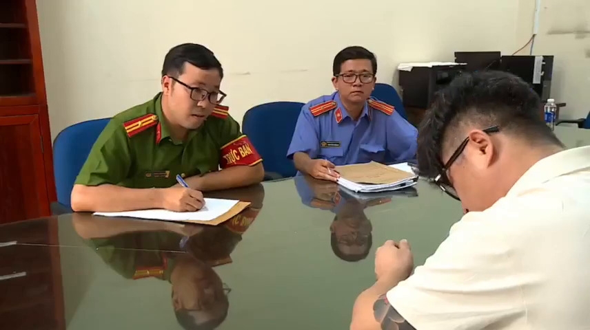 Công an làm việc với một trong các đối tượng