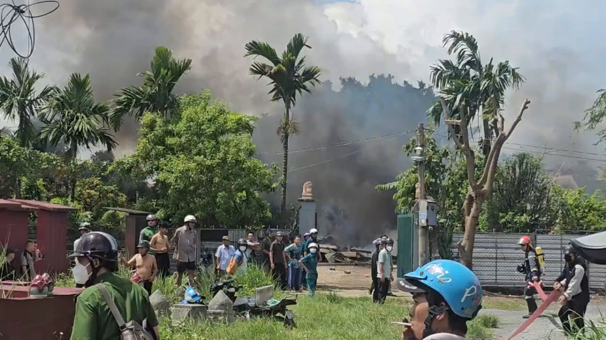 Căn nhà trong khu đất bị bốc cháy