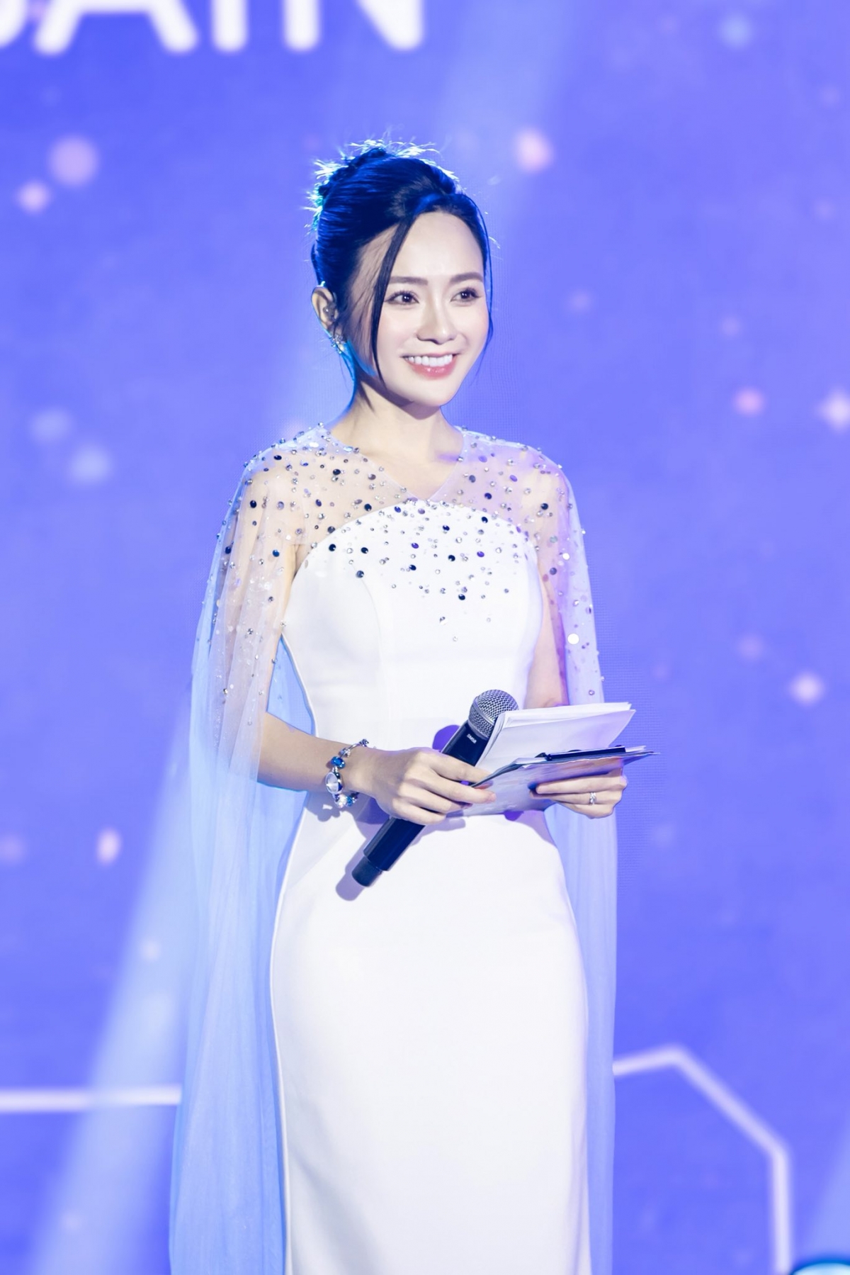 Thu Thủy là gương mặt quen thuộc tại nhiều sự kiện học thuật và sân khấu song ngữ chuyên nghiệp. Ảnh: NVCC