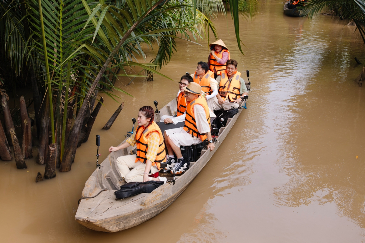 Gia đình Haha hòa mình vào nhịp sống hiền hòa của vùng đất được mệnh danh là xứ dừa