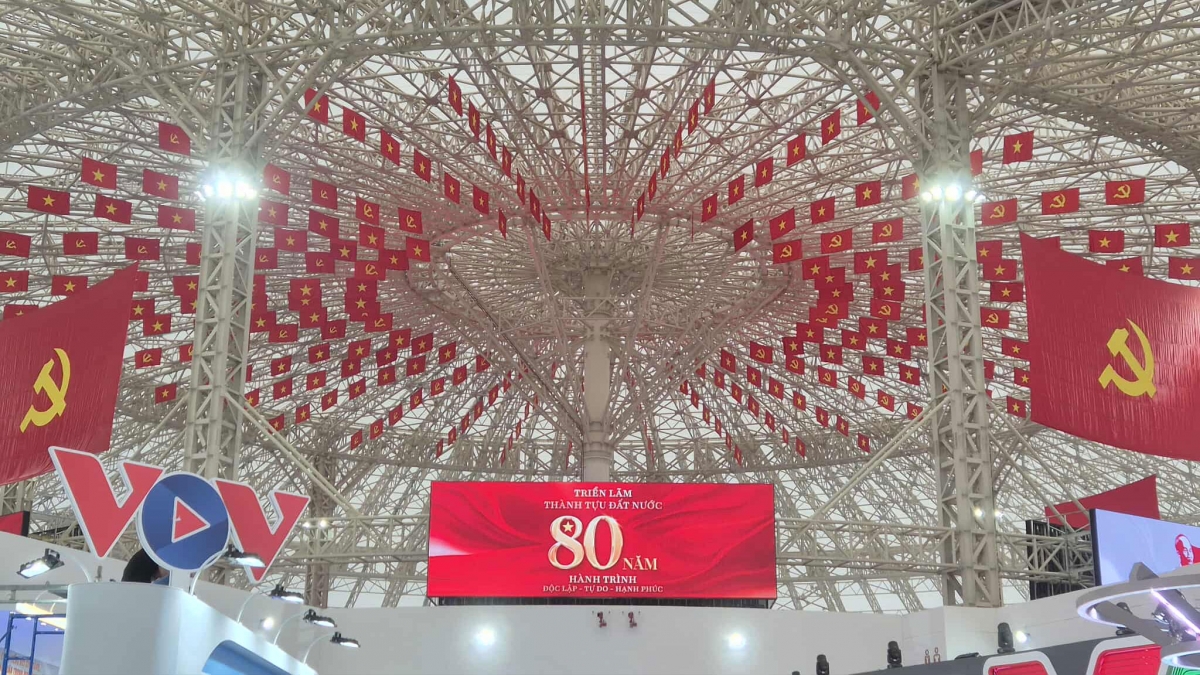 Gian triển lãm "80 năm Tiếng nói Việt Nam đồng hành cùng đất nước" được thiết kế, trình bày nổi bật, ấn tượng chờ đón khách tham quan từ ngày 28/8-5/9/2025.
 