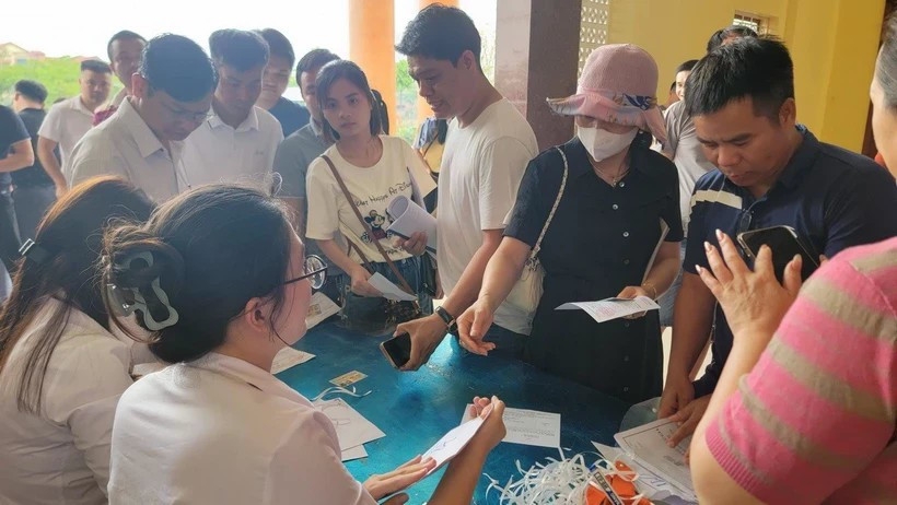 Người dân tham gia đấu giá đất tại xã Văn Lâm, tỉnh Hưng Yên.