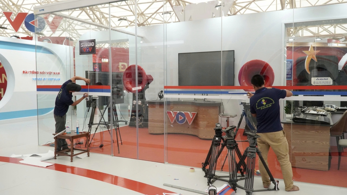 Trạm dừng thứ hai: “Hôm nay và ngày mai”: Một không gian "tech-sành điệu" nơi khách tham quan trải nghiệm sự năng động và sáng tạo của VOV trong kỷ nguyên số. Khám phá "bếp núc" của các kênh phát thanh trực tiếp, các chương trình Podcast, livestream và hệ sinh thái số hiện đại như VOV.VN, VTCNEWS, VOVLIVE. Công chúng có thể trở thành một phần của VOV bằng cách tham gia các hoạt động tương tác, sáng tạo nội dung và lan tỏa năng lượng tích cực.