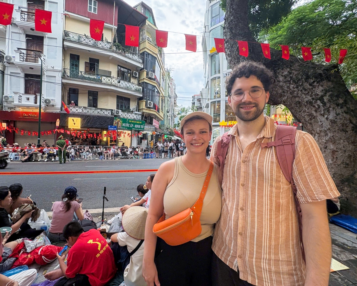 Hai du khách người Đức, Noah và Elena đến Hà Nội đúng dịp kỷ niệm 80 năm ngày Quốc khánh 2/9 của Việt Nam