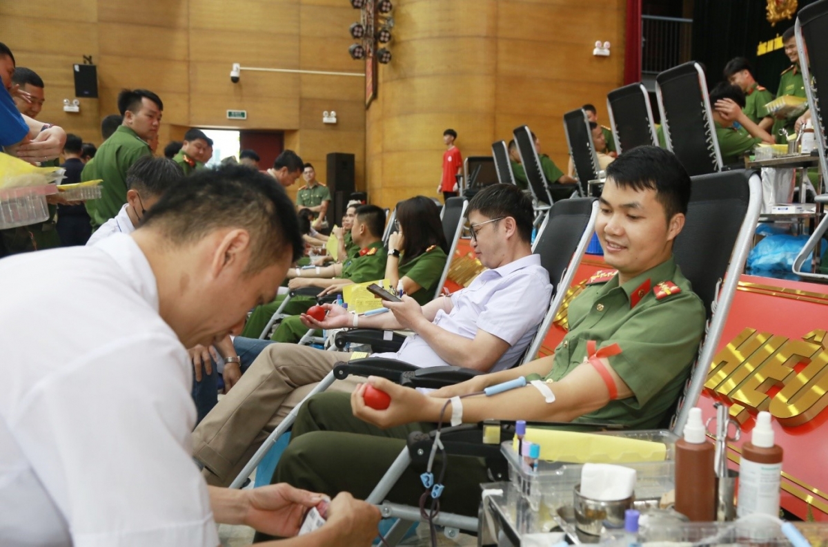 Đoàn viên thanh niên Công an tỉnh Lạng Sơn tham gia chương trình hiến máu cứu người