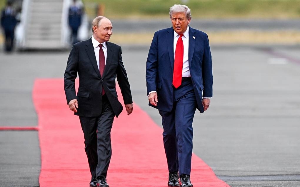Tổng thống Putin (trái) và Tổng thống Trump sánh bước trên thảm đỏ tại căn cứ quân sự Mỹ ở Alaska. Ảnh: TASS.
