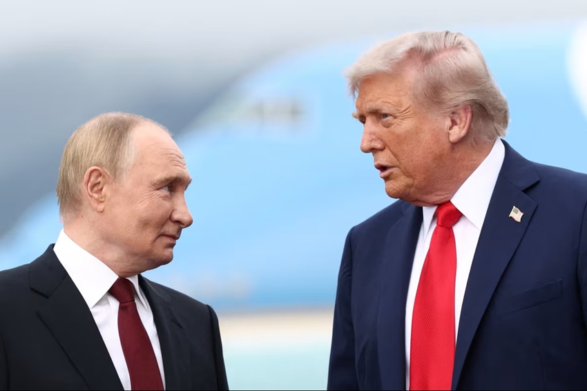 Tổng thống Nga Vladimir Putin gặp Tổng thống Mỹ Donald Trump tại Alaska. Ảnh: CNN