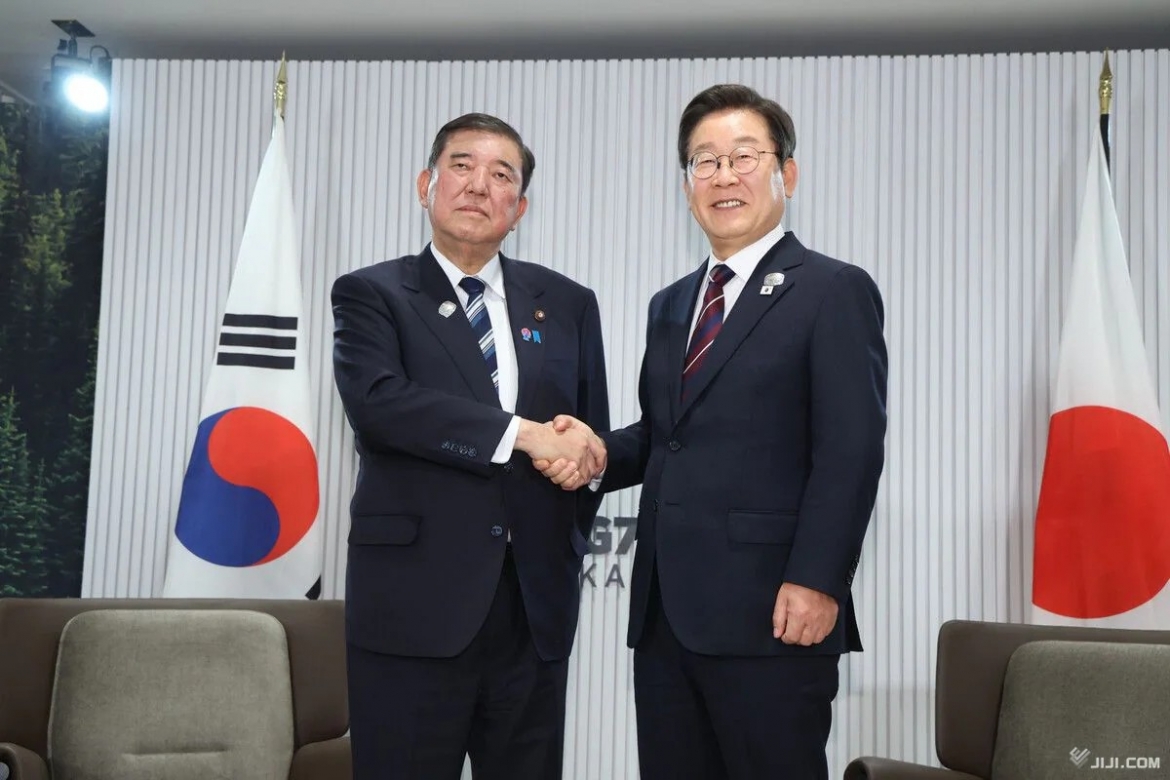 Thủ tướng Nhật Bản Ishiba Shigeru và Tổng thống Hàn Quốc Lee Jae Myung tiếp xúc nhân hội nghị thượng đỉnh G7 tại Canada. Ảnh: Jiji Press