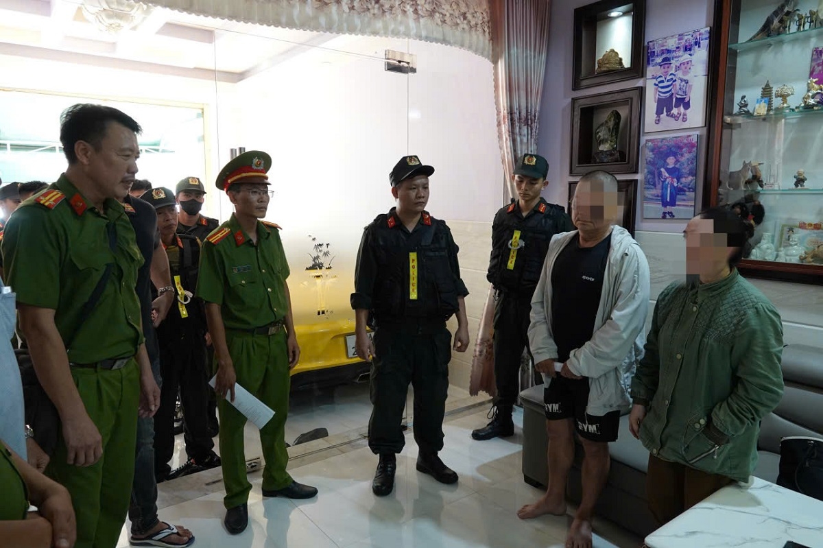 Thi hành lệnh bắt tạm giam vợ chồng Đoàn Bảy. Ảnh: CALĐ