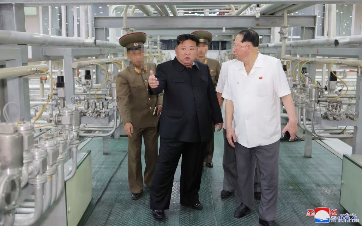 Nhà lãnh đạo Triều Tiên Kim Jong Un thị sát cơ sở nghiên cứu hạt nhân của Triều Tiên. Ảnh: KCNA.