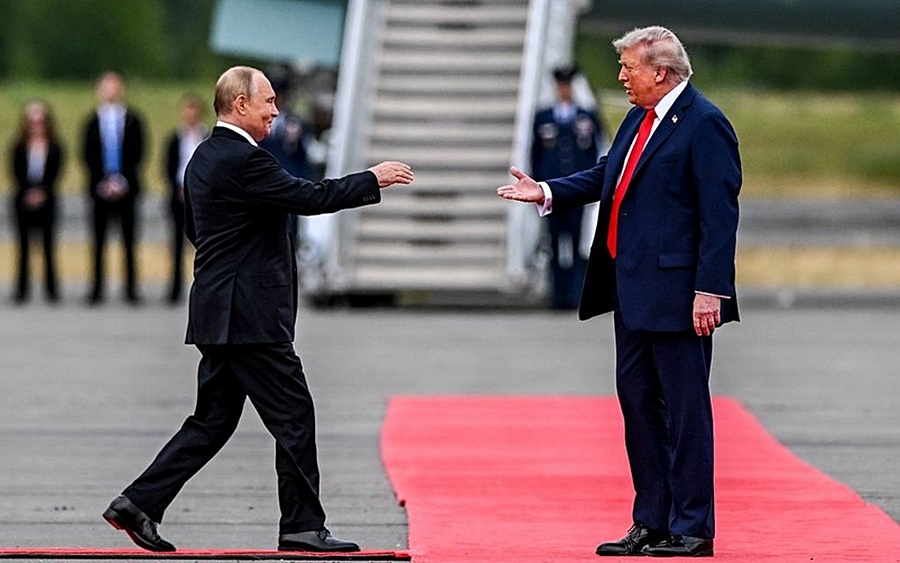 Tổng thống Mỹ Trump (phải) tiếp đón người đồng cấp Nga tại Alaska. Ảnh: TASS.