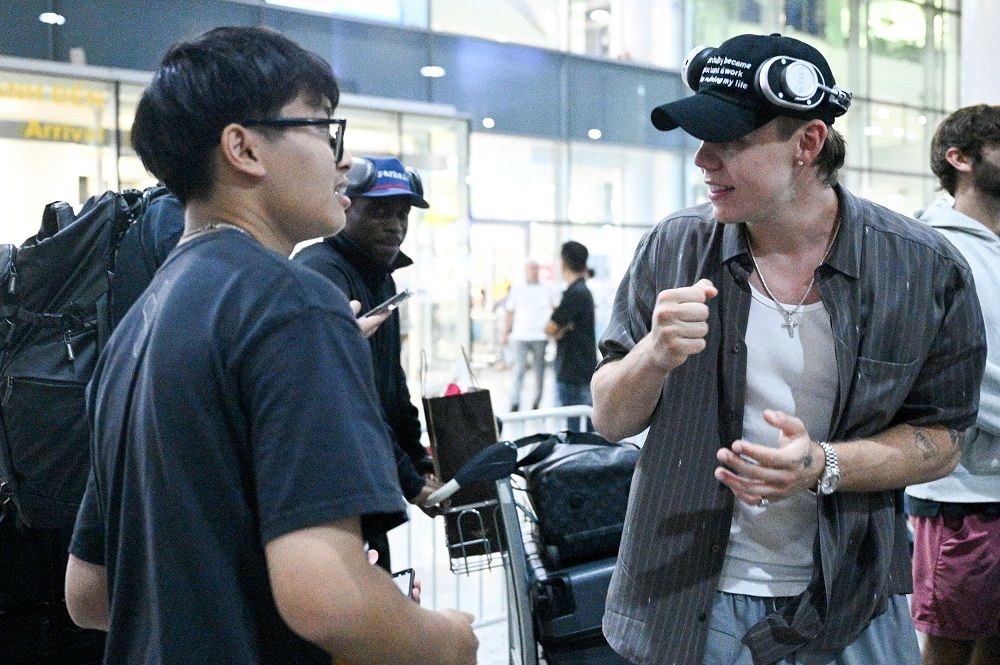 Anh bất ngờ khi fan hâm mộ đứng đợi 5 tiếng tại sân bay