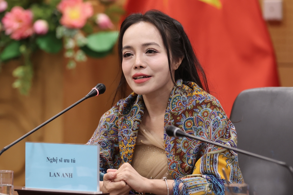 NSƯT Lan Anh mang đến ca khúc "Tiếng hát trên rừng Pác Bó" tại "Điều còn mãi" 2025. Ảnh: Lê Anh Dũng