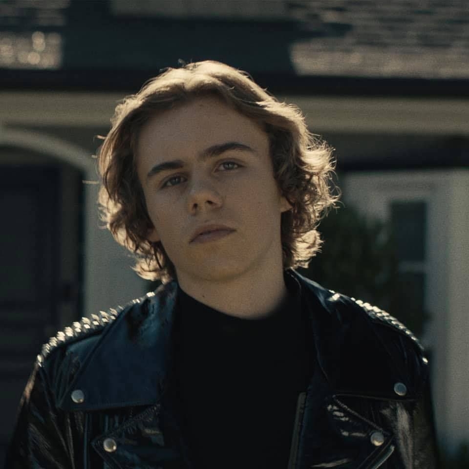 LAROI bắt đầu con đường sự nghiệp bằng việc thu âm những đoạn rap trên iPhone của mẹ và đăng tải lên MXH  (Ảnh: FBNV)