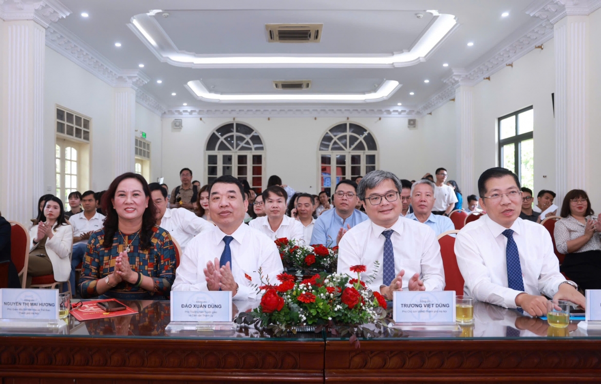 Các đại biểu dự buổi lễ ra mắt.
