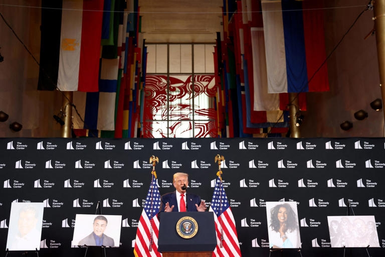 Tổng thống Trump phát biểu về Ukraine trong chuyến thăm Trung tâm Kennedy ở Washington hôm 13/8. Ảnh: Reuters