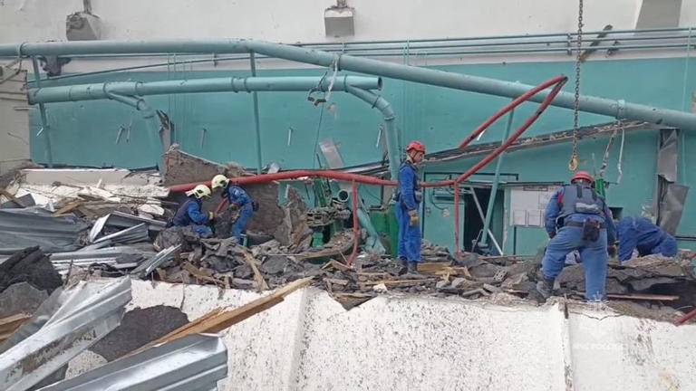 Các nhân viên phản ứng khẩn cấp của Nga tại hiện trường vụ tấn công nhà máy lọc dầu ở Ryazan, Nga. Ảnh: Reuters