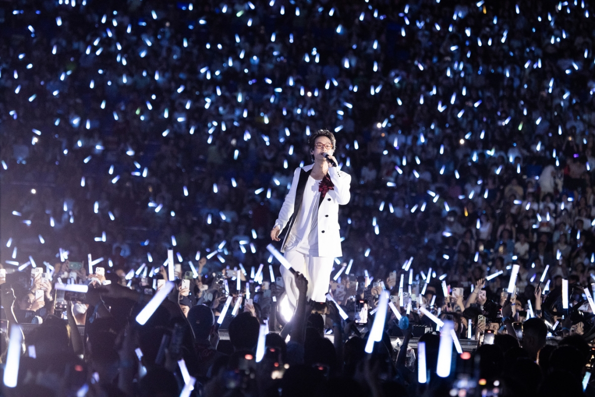 Hà Anh Tuấn chinh phục khán giả với liên khúc “Tháng tư là lời nói dối của em
và “Tháng mấy em nhớ anh” ngập tràn cảm xúc.