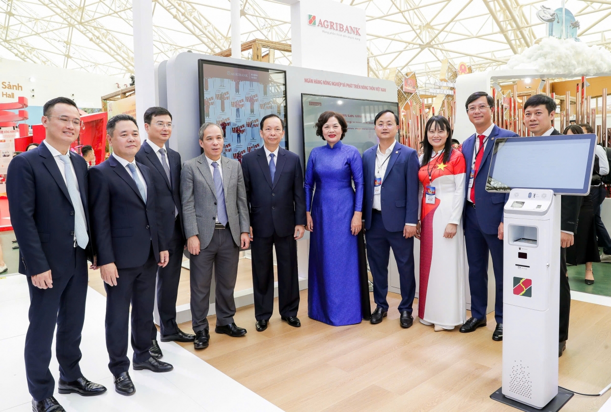 Ban Lãnh đạo Ngân hàng Nhà nước thăm gian triển lãm của Agribank tại sự kiện