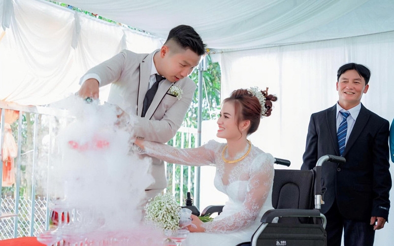 Khoảnh khắc xúc động trong lễ cưới của cặp đôi. Ảnh: NVCC