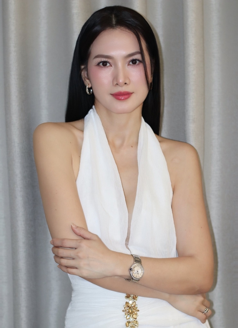 Siêu mẫu Anh Thư hài hước kể chuyện trang điểm "lố" nên bị nhầm là khách từ Mỹ về nước.