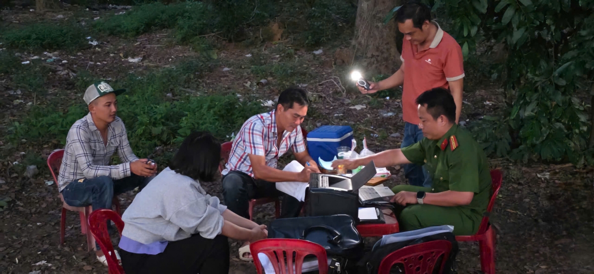 Cơ quan chức năng thu thập tài liệu, chứng cứ tại hiện trường hàng trăm tấn rác được đổ trộm. (Ảnh: CACC)