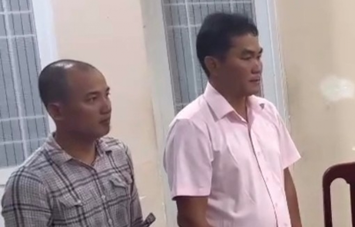 Từ trái qua, bị can Nguyễn Hoàng Hoài Nguyên, Giám đốc Công ty TNHH Xây dựng và Thương mại Dịch vụ Phương Đông Building và Trần Quốc Tuấn nhân viên công ty. (Ảnh: CACC)